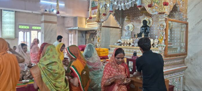 आदिनाथ दिगम्बर जैन मंदिर में विधान मंडल पर पूजा अर्चना करते श्रद्वालु