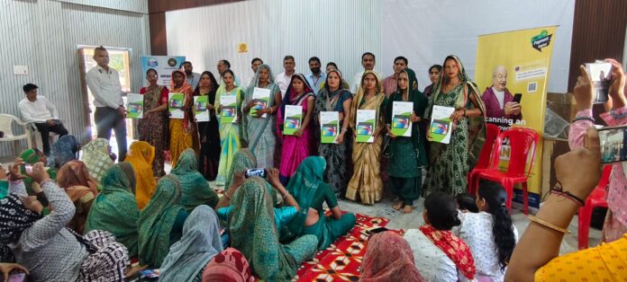 लखपति दीदी योजना के तहत 10 महिलाओं को किया टैबलेट वितरण