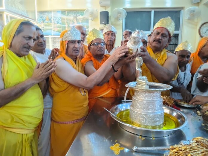 भगवान आदिनाथ जी का अभिषेक करते हुए