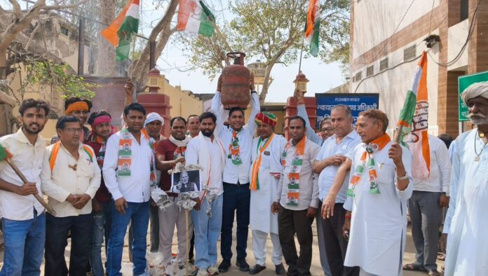 थानागाजी में विरोध के दौरान गैस सिलेंडर के साथ प्रदर्शन