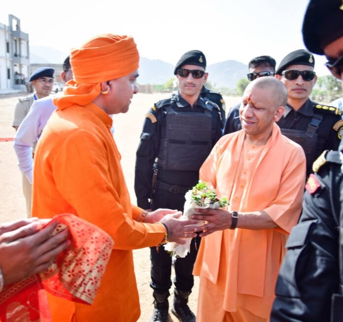 योगी आदित्यनाथ का तिजारा विधायक महंत बालक नाथ योगी ने स्वागत एवं अभिनंदन किया