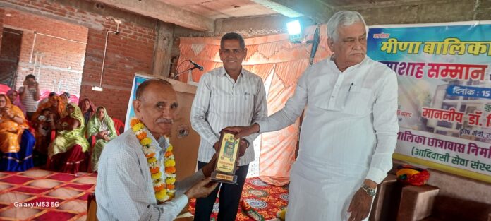 मंत्री डॉ. किरोड़ी लाल मीणा ने समाजसेवियों का माला पहनाकर एवं प्रतीक चिन्ह भेंट कर सम्मान किया