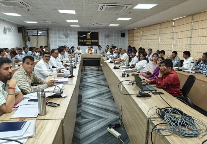 मंत्री डॉ. किरोड़ी लाल मीणा ने जिला स्तरीय अधिकारियों की समीक्षा बैठक