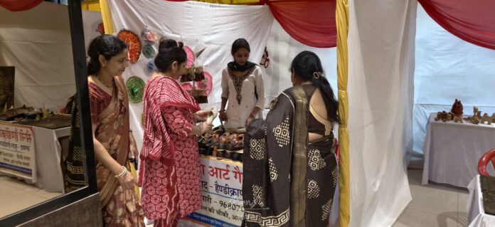 767 उत्पादों की विविधता और आकर्षक कीमतों के कारण लोगों में विशेष उत्साह