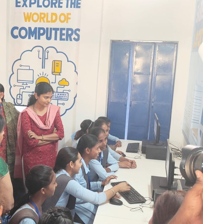 ई-लाइब्रेरी में कंप्यूटर पर अध्ययन कर रहे विद्यार्थियों से बातचीत