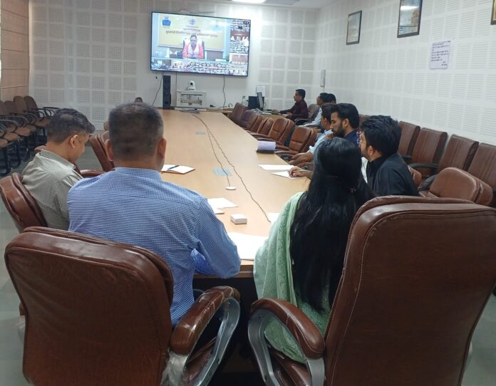 वीसी कक्ष से जिला अधिकारी वीडियों कॉन्फ्रेंसिंग के माध्यम से जुड़े