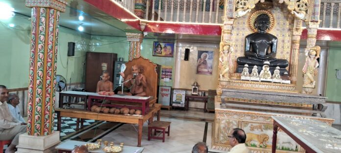 अलवर के स्कीम नं.10 स्थित जैन मंदिर में प्रवचन देते दिगम्बर जैनाचार्य आदित्य सागर महाराज