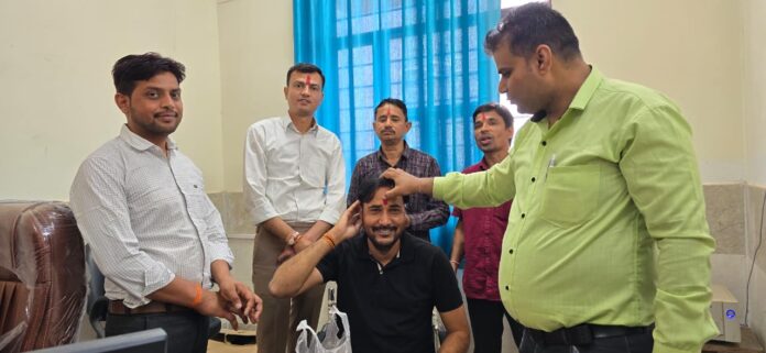 अस्पताल कर्मियों को तिलक लगाकर भारतीय नववर्ष मनाया गया