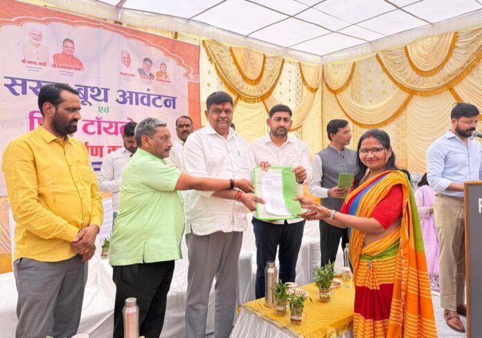 सरस डेयरी बूथों के आवंटियों को सौंपे आवंटन पत्र