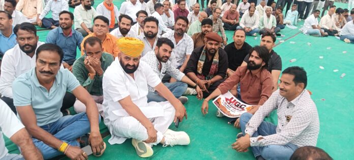 जयपुर के रामनिवास बाग में आयोजित सवर्ण महापंचायत में जुटे लोग