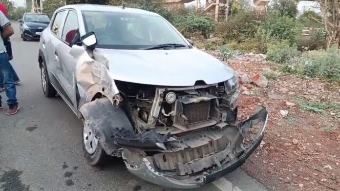 814 कार बुरी तरह क्षतिग्रस्त, लेकिन चालक सुरक्षित