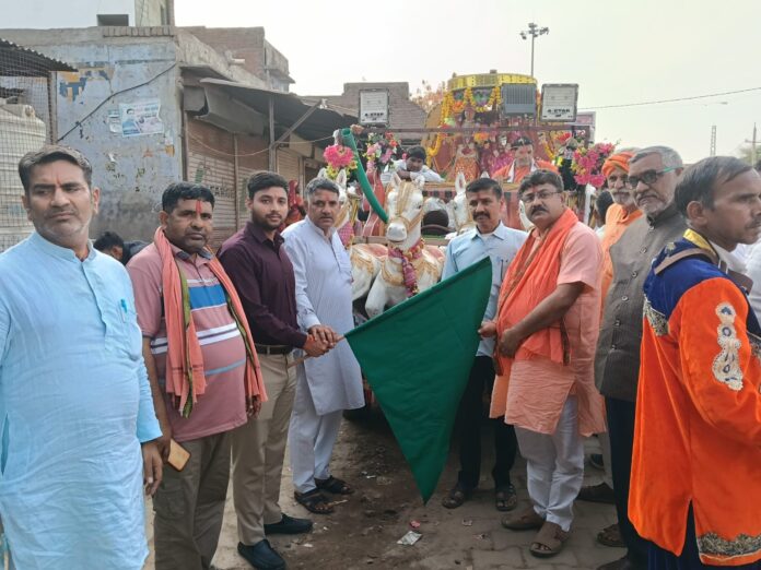 ईसर गणगौर रथ को हरी झंडी दिखाकर रवाना किया