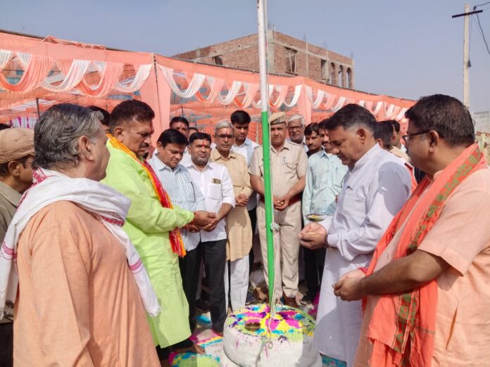 826 रमेश खींची ने पूजा-अर्चना कर ध्वजारोहण किया