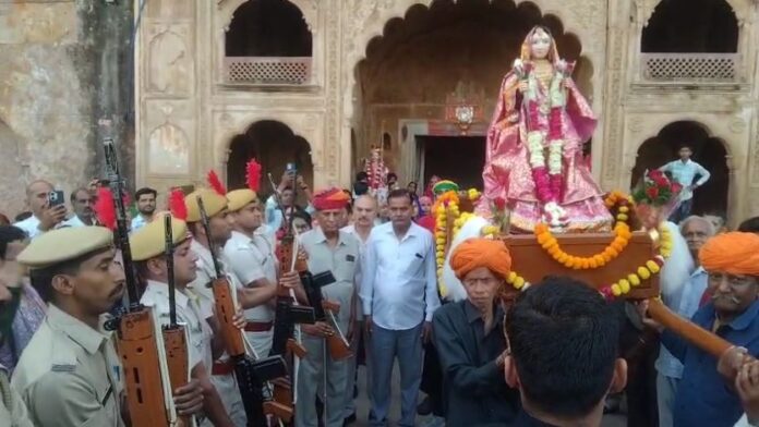 तीज माता की सवारी के दौरान गॉड ऑफ ऑनर बना आकर्षण