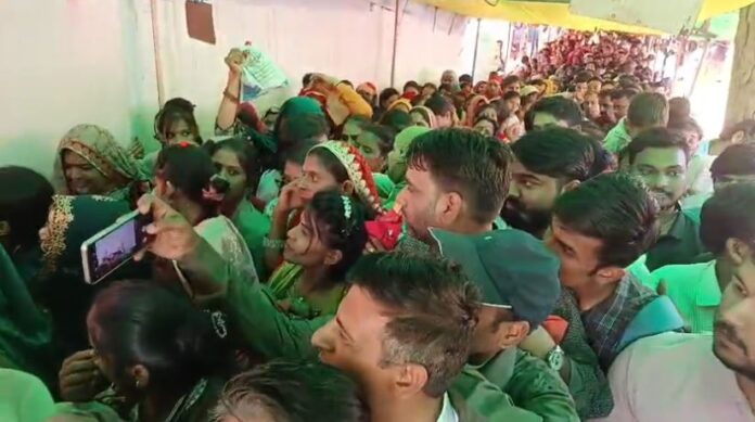 831 भक्तों की लंबी कतारें देखने को मिलीं