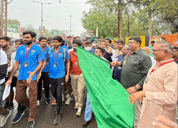 839 संजय शर्मा ने पदयात्रा को हरी झंडी दिखाकर रवाना किया