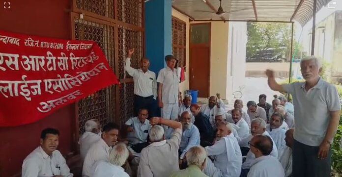 अलवर में रोडवेज रिटायर्ड कर्मचारियों का धरना