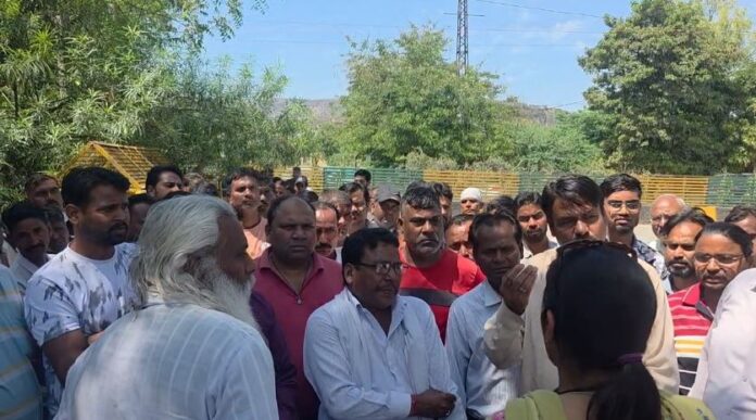 860 सफाई कर्मचारियों का उग्र प्रदर्शन