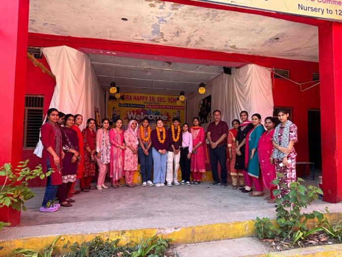 इंदिरा हैप्पी स्कूल में टॉपर्स का सम्मान