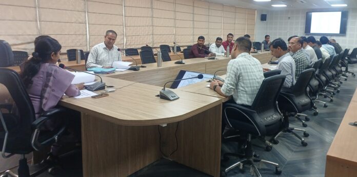 कलेक्ट्रेट सभागार में जिला पर्यावरण समिति की समीक्षा बैठक