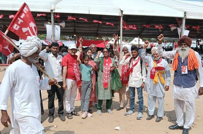 अलवर से भी शामिल हुए कार्यकर्ता