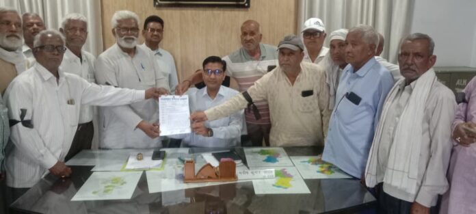 हालिया नोटिफिकेशन के विरोध में एसडीएम मनीष जाटव को ज्ञापन सौंपा गया