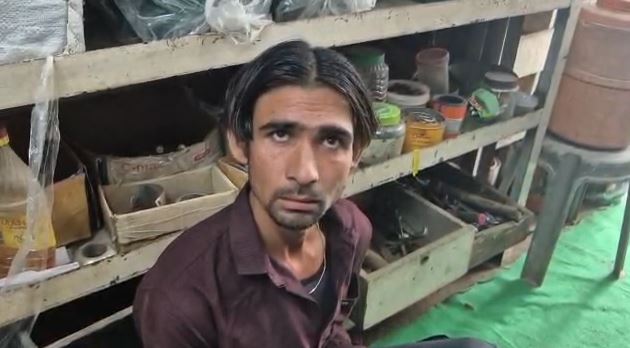 रिक्शा चालक पकड़ा, कर्मचारी फरार