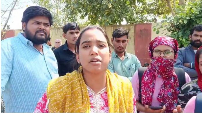 छात्रा ने अभद्र व्यवहार का आरोप लगाया