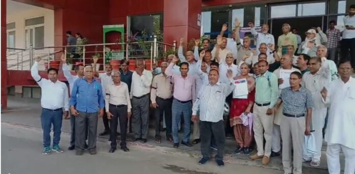 राजस्थान पेंशनर समाज ने काली पट्टी बांधकर विरोध प्रदर्शन किया