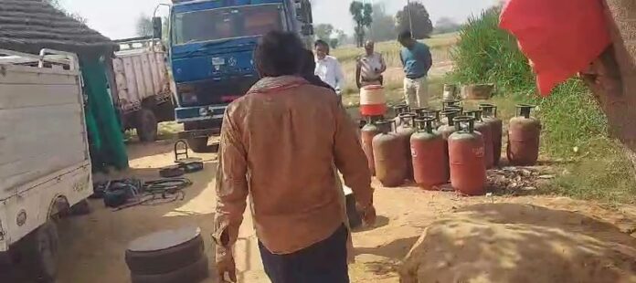 57 भरे और 50 खाली सिलेंडर मिले, जबकि 43 सिलेंडर जमीन पर रखे पाए गए