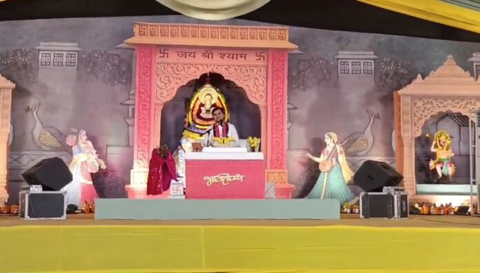 ब्रज रस उत्सव के तहत आयोजित श्रीमद्भागवत कथा में कथावाचक इंद्रेश उपाध्याय