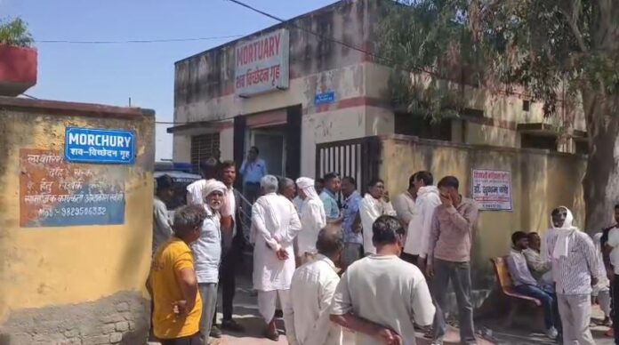 पुलिस ने शव का पोस्टमार्टम करवाने की प्रक्रिया शुरू कर दी है