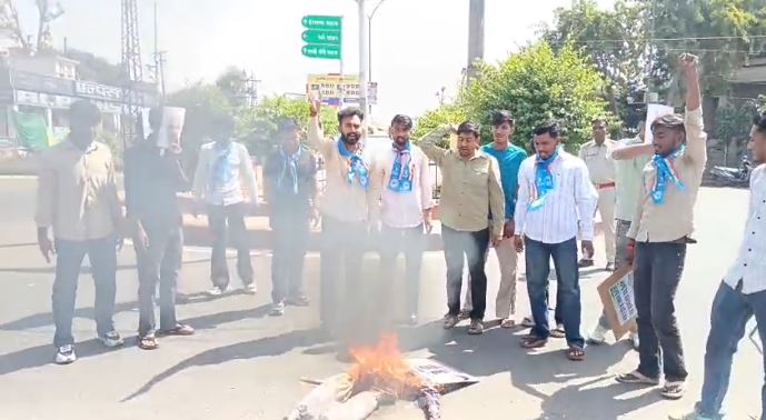 896 प्रदर्शनकारियों ने प्रधानमंत्री नरेंद्र मोदी के पुतले दहन कर अपना विरोध दर्ज कराया