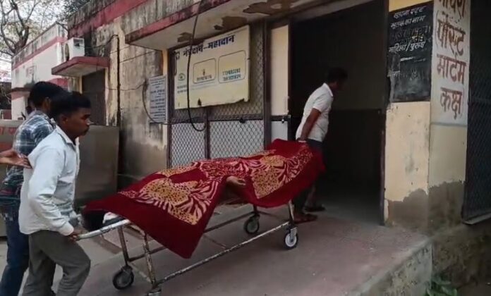 पुलिस मौके पर पहुंची और शव को मोर्चरी में रखवाया गया