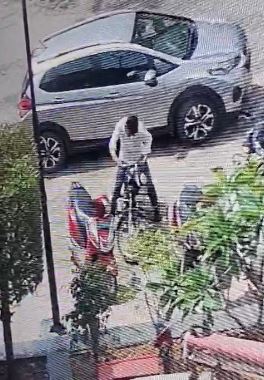 वंडर मॉल के पास बाइक चोरी, CCTV में कैद पूरी वारदात