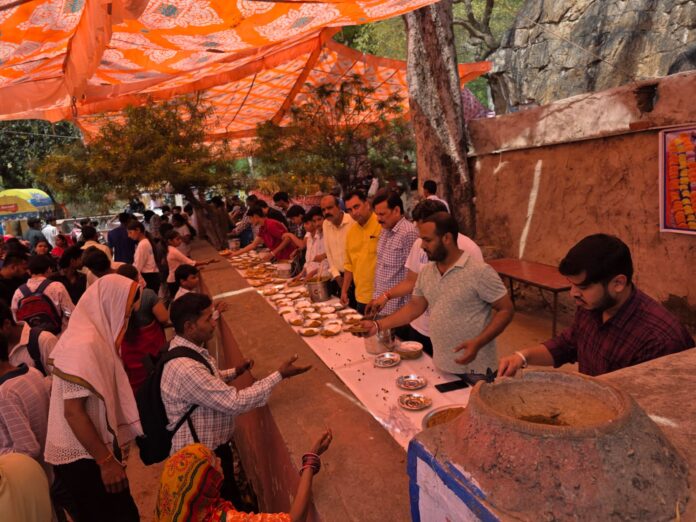 913 भंडारे के दौरान समिति के सेवादारों ने आने-जाने वाले दर्शनार्थियों को प्रसादी वितरित की