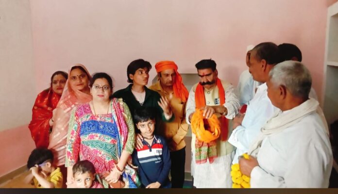 कार्यक्रम के दौरान मंदिर परिसर और गांव में उत्साह का माहौल