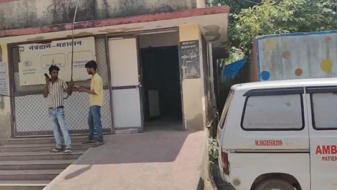 परिजनों ने आरोप लगाया है कि मारपीट के कारण ही मौत हुई है