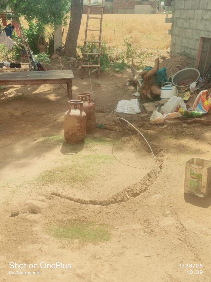 11 केवी बिजली लाइन टूटकर सीधे आंगन में गिर गई