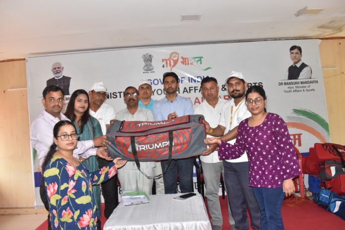 40 उत्कृष्ट युवा मंडलों को वितरित की खेल किट