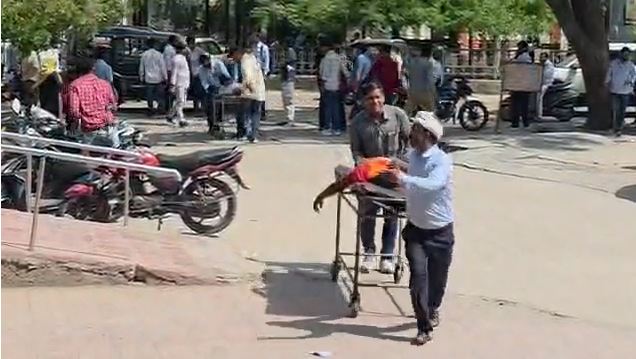 दो गंभीर घायलों को युवकों ने पहुंचाया अस्पताल