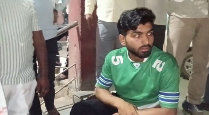 956 नकाबपोश युवकों ने पीटीआई ट्रेनर पर लाठी-डंडों से हमला किया