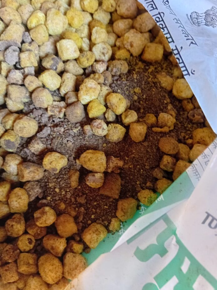 आंगनवाड़ी में मिला मिट्टी युक्त पोषाहार