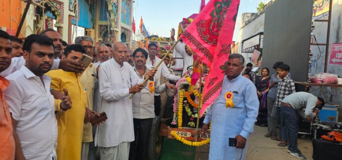 विधायक दीपचंद खैरिया ने झांकियों को हरी झंडी दिखाकर रवाना किया