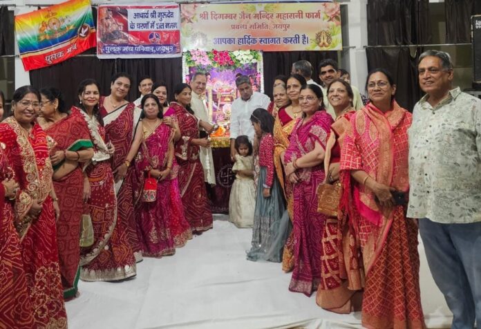 भक्ति संध्या और पालना झुलाने में उमड़ी भीड़