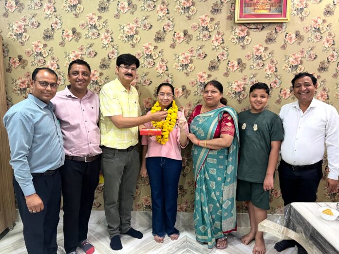 आन्या अग्रवाल ने 12वीं में 98.80% अंक प्राप्त कर जिला टॉप किया