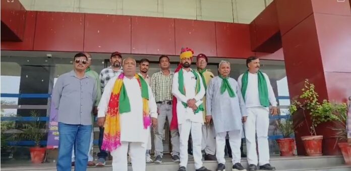 अव्यवस्थाओं पर भड़के किसान