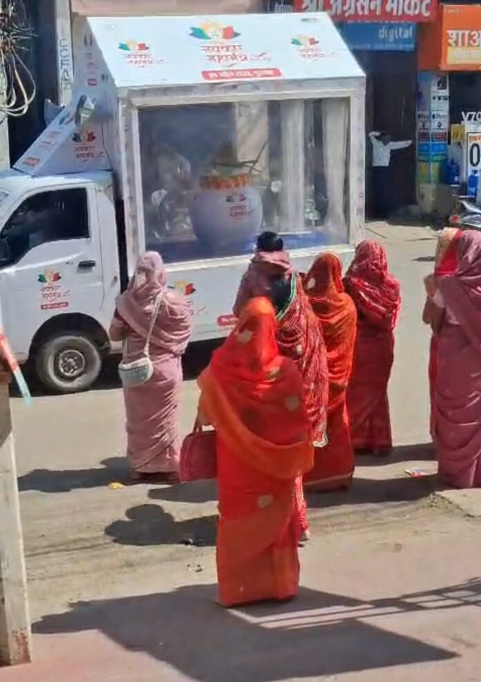 जयंती के समापन अवसर पर वापिस आ रहा स्वर्ण रथ के साथ नवकार रथ।