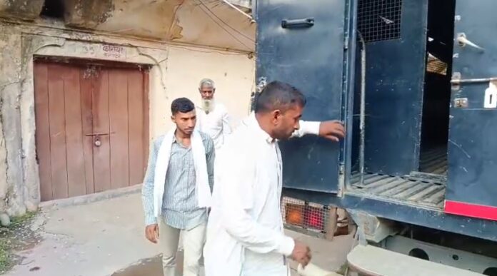 आरोपियों को जेल ले जाते हुए