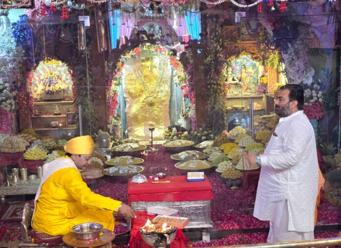 1100 किलो पंचामृत अभिषेक, सोने का चोला चढ़ाया